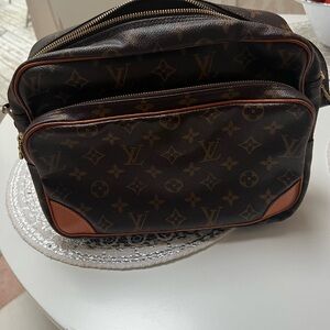 Authentic LV Nil 28 in very good clean condition